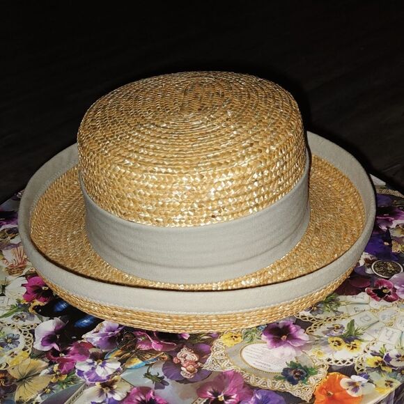 Stunning straw hat with khaki color trim and band - Picture 3 of 5